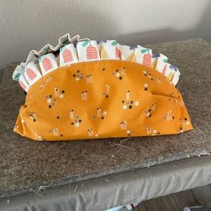 Two-tone ruffled makeup bag with contrasting zipper - HANDMADE by me!